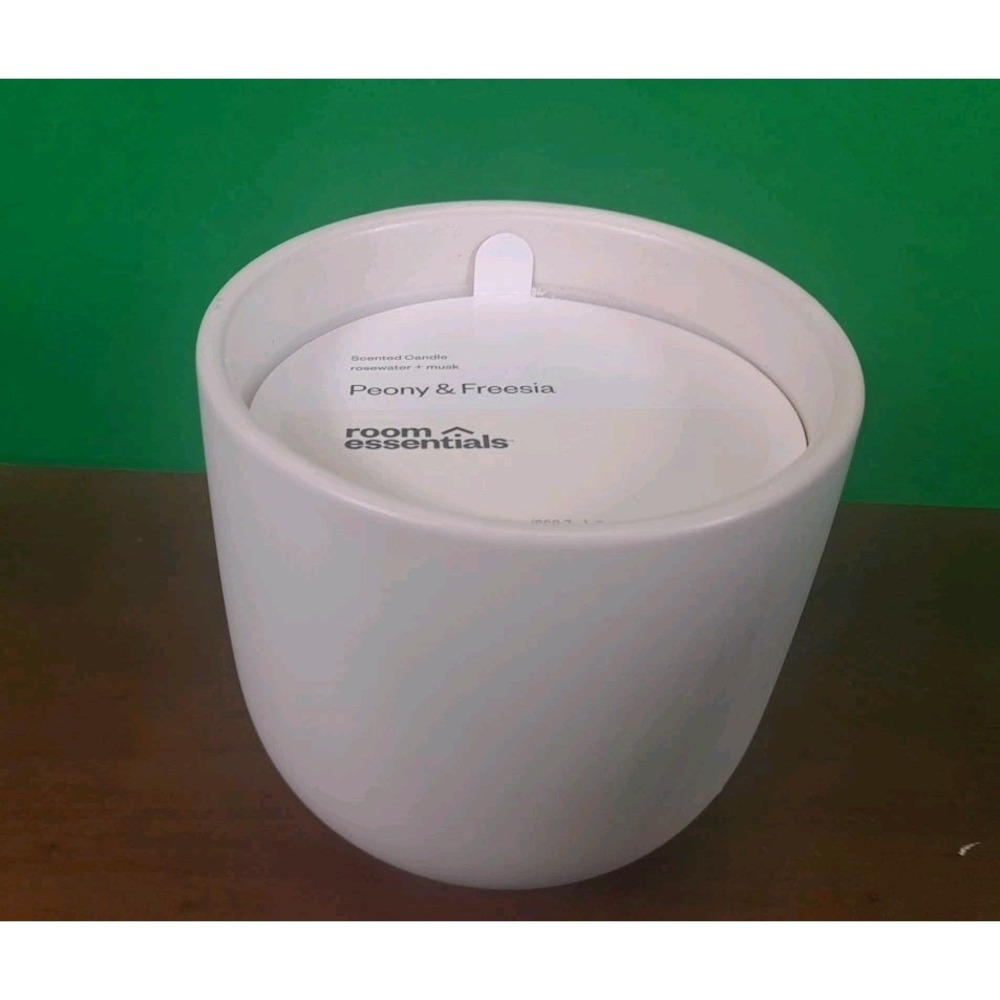 Room Essentials 2-Wick Ceramic Jar Candle Peony & Freesia 13.5oz Rosewater‎ Musk